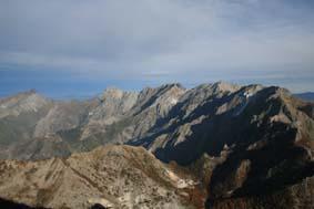 le Apuane Settentrionali dalla vetta. Da sx Sagro, Grondilice, Contrario, Cavallo, Tambura, Sella e Macina.