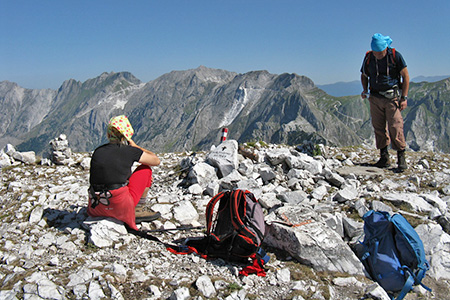 il pianoro sommitale, sullo sfondo Contrario, Cavallo, Tambura e Sella. La nuova grossa croce si trova dalla parte opposta delle montagne, dietro il personaggio in primo piano.