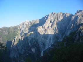  dalle Cervaiole: la zona delle cave meridionali con gli antri scavati nella montagna.