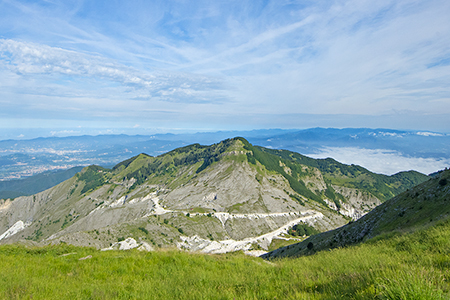 il monte Borla visto dal sentiero per salire al Sagro, ben evidenti le marmifere alla sua base per la cave del Sagro e per le cave del Borla stesso