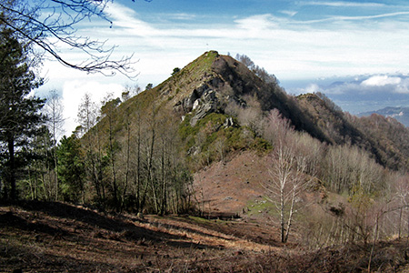 la vetta vista dalla sella per l’antecima 942. È possibile salire per questo crinale, in parte roccioso, facendo molta attenzione.