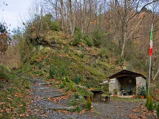 L'inizio del sentiero nei pressi di Stazzema.