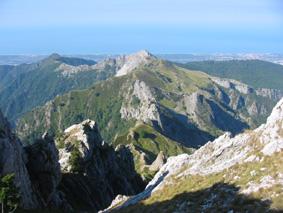 dal sentiero per la vetta dell’Altissimo: il Carchio si trova a metà in alto e si vede la cresta che porta al Folgorito a sx