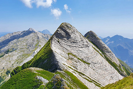 dall’antecima nord: la vetta principale presenta un ometto sommitale, a sinistra la vetta della Tambura