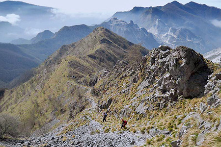 dalla lizza del Padre Nostro: il crinale della Cima d’Uomo. Sullo sfondo a dx le Cave di Gioia e dietro il Monte Brugiana.