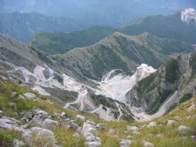 dalla Foce della Faggiola: la cresta della Cima d’Uomo, in basso le cave in secondo piano il verde della dorsale Vergeto-Tamburone-Rocchetta-Gioia (quest’ultima sull’estrema dx).