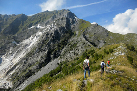 la cresta della Cima d’Uomo, sullo sfondo lo Spallone.