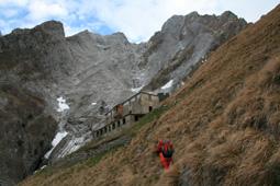 la Casa degli Alberghi, sullo sfondo il Contrario