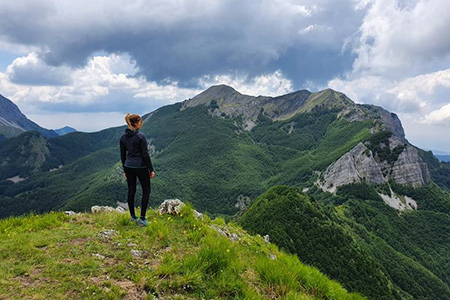 dalla vetta del Monte Freddone: il boscoso versante nord, a dx la bastionata rocciosa che domina Fociomboli.