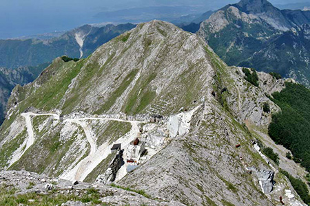 salendo alla vetta, sullo sfondo l’Antecima Ovest e a sx la cava dei Tavolini