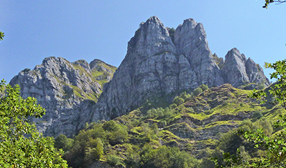 i Torrioni visti dal Passo di Croce, tra il terzo ed il quarto (i due più bassi a destra sale il Canale del Pirosetto)