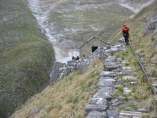 la casa dei macchinari con in primo piano la monorotaia