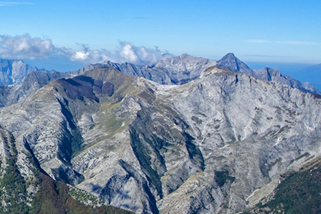 salendo verso la Pania della Croce, a sinistra la vetta del Fiocca con la macchia scura del Fatonero, a destra il monte Sumbra