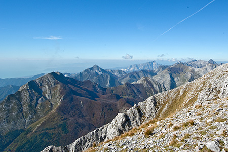 le Apuane Settentrionali dalla vetta della Pania della Croce, il Fatonero è la macchia verde sulla destra