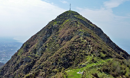 la croce sommitale vista dalla sella Nord con il cippo marmoreo della linea Gotica.