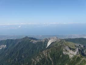 dalla vetta dell’Altissimo: il Folgorito è la punta verso mare a sx, a dx il Carchio con il bianco dei ravaneti