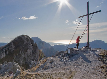  la croce sulla vetta minore, sullo sfondo, il Procinto, dietro il Matanna e a dx il monte Gabberi