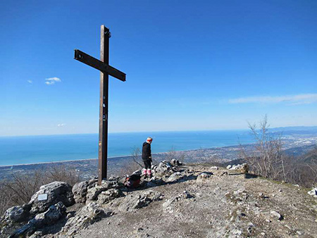 la croce sommitale, verso la costa