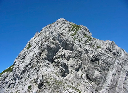 la vetta vista dalla Finestra Grondilice, nel versante di Orto di Donna