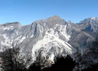 in primo piano il monte Maggiore dilaniato dalle cave. Dietro a dx la zona dei Vallini anch’essa dilaniata dalle cave, il crinale della Cima dell’Omo. Ancora dietro a sx il M. Borla, al centro il M. Sagro e sull’estrema destra il Grondilice.