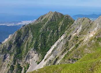 la parete nord vista dal sentiero 172 alle pendici dello Spallone.