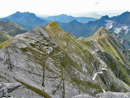 dalla vetta del monte Sella: il Macina è in fondo alla cresta, sullo sfondo il monte Altissimo con le sue cave.