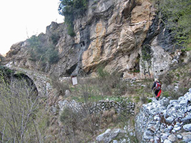 visione d’assieme del pianoro, a sinistra il ponte a destra la chiesa, il pianoro è sostenuto da un muro di contenimento