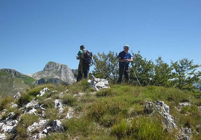 sulla vetta, sullo sfondo il monte Sumbra, seminascosto