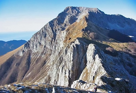 versante est visto dalla Pania Secca, in primo piano l’Uomo Morto e dietro la Pania della Croce con il Vallone dell’Inferno