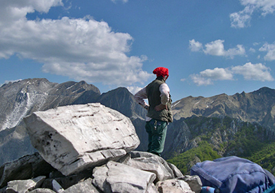 l’ometto di pietra sulla vetta, a sx il monte Sella, al centro il Macina ed a dx il monte Fiocca