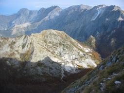 il monte visto dalle pendici del vicino monte Altissimo, sullo sfondo da sx il Grondilice, il Contrario, il Cavallo, la Tambura, il Sella ed il Macina