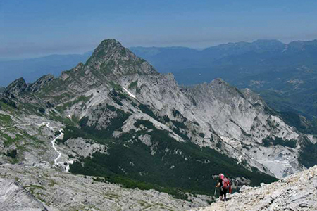 il Pisanino visto dal Passo della Focolaccia, sullo sfondo l’Appennino