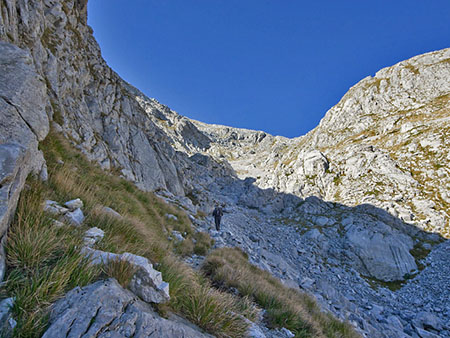 il Vallone dell’Inferno, in alto la cresta della Pania.