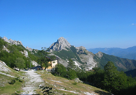 il Pizzo visto dal Passo delle Pecore, in basso il Rifugio Orto di Donna