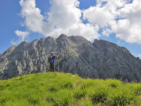 Sulla vetta erbosa del monte Rasori