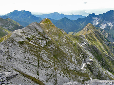 la cresta sud, vista dalla vetta, a metà l’antecima ed in fondo il Macina.