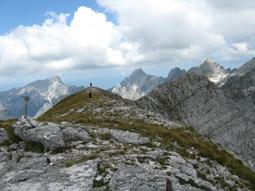 in primo piano il palo che indica la vetta sud, a dx la vetta sud, sullo sfondo da sx: Sagro, Grondilice, Contrario, Cavallo e Pisanino.