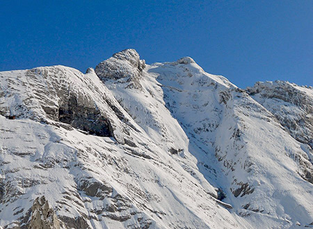 l’Alto di Sella visto dalla finestra Vandelli con a mezza costa il percorso della via di Lizza delle Gruzze