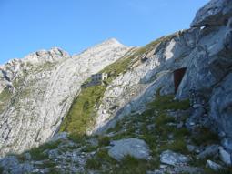 dalla via di lizza delle Gruzze l’edificio della cava omonima e sopra la Focetta, sullo sfondo il monte Focoletta