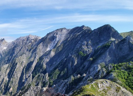 dal monte Pelato: a sx la Tambura e a dx il Fiocca. In primo piano il Sella che prosegue a destra con il Macina, il versante bianco è la zona di Piastreta sotto la cava Ronchieri.