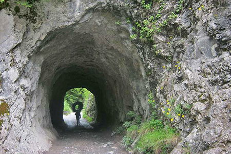 la prima galleria scavata nella roccia da cui si vede la seconda