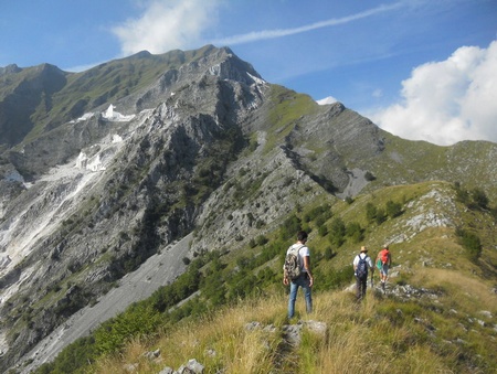  dalla Cima d’Uomo: sullo sfondo è la cresta sud dello Spallone. Foce Luccica si trova all’estrema destra.