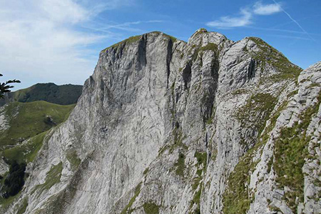 la parete sud vista dal sentiero 145.