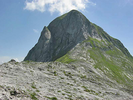 lo spigolo ovest a sx ed il versante sud-ovest a dx, in primo piano il Passo di Fiocca.