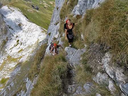 un tratto della Ferrata, sullo sfondo il Passo di Fiocca