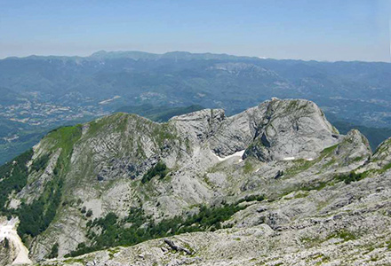 la Carcaraia, in primo piano, e la Roccandagia sullo sfondo, in secondo piano l’Appennino.