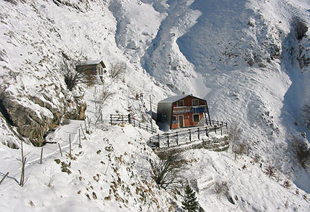 il rifugio tra la neve