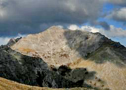 la Tambura dal Passo Fiocca (versante est, sud-est). Questa, insieme alle altre foto, evidenzia come il monte, visto dalle varie vette delle Apuane, mostra sempre una conformazione simile caratterizzata dalla cuspide sommitale triangolare.