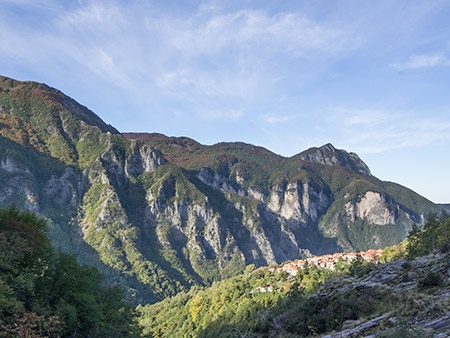 Vinca e la Torre di Monzone che degrada nella Canalonga