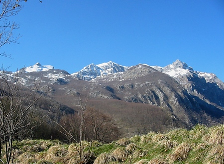 da Colle a Panestra la cresta: a sx l’Uomo Morto a dx il Pizzo delle Saette.